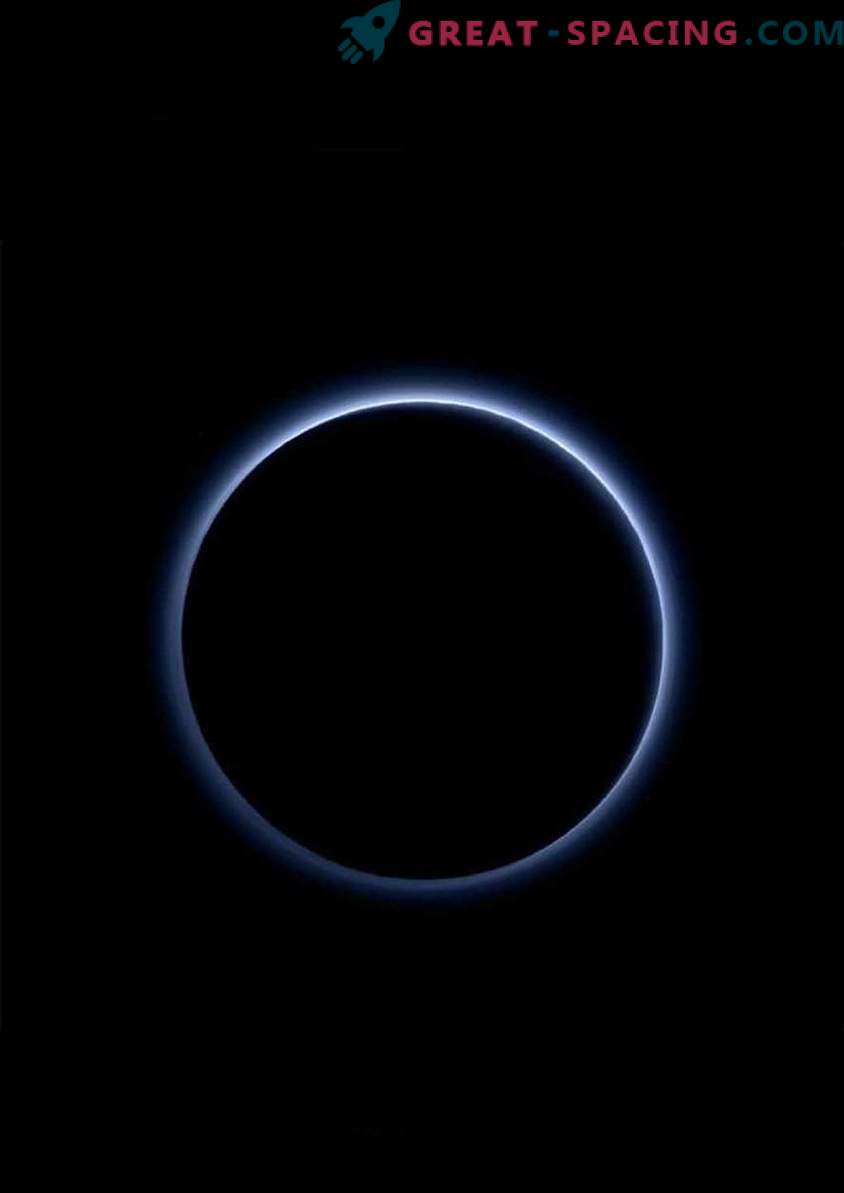 Mgła węglowa Plutona utrzymuje niską temperaturę