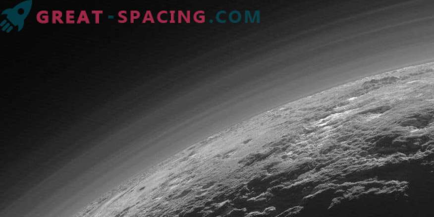 Mgła węglowa Plutona utrzymuje niską temperaturę