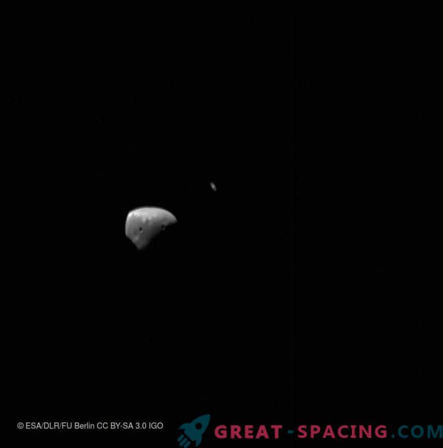Mars Express postrzega satelity na tle pierścieni Saturna.