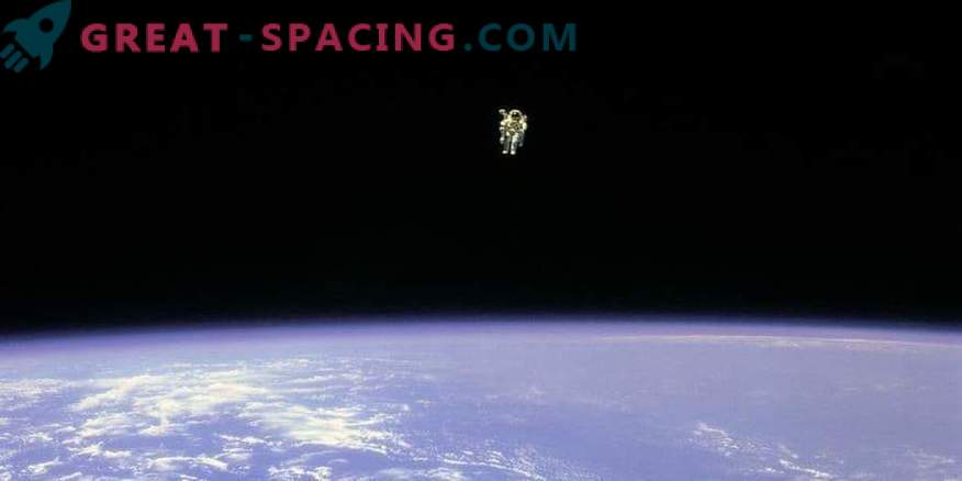 Astronauta Bruce McCandless zmarł.