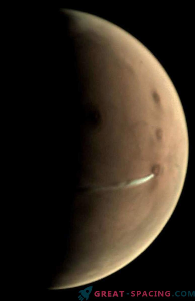 Niezwykła chmura wisi nad Marsem.