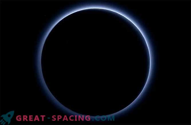 Pluton to świat, który ma błękitne niebo i czerwony lód.