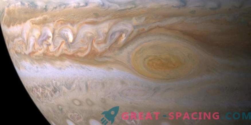 Niesamowite zjawiska meteorologiczne w Wielkiej Czerwonej Plamie Jowisza