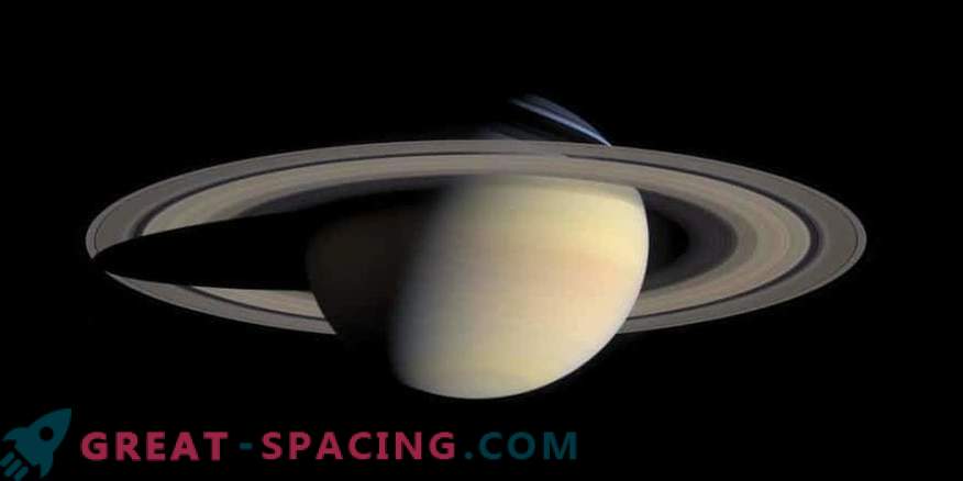 Pierścienie Saturna wpływają na górną atmosferę planety