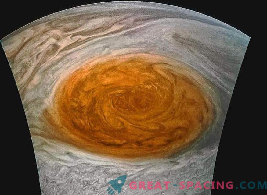 Duża czerwona plama w obiektywie Juno