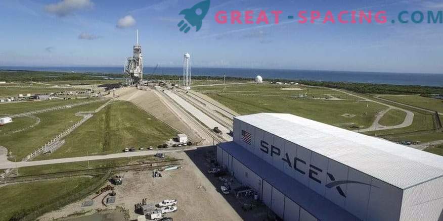 Falcon 9 najpierw uruchomił silnik na historycznej platformie startowej.