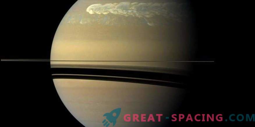 Burze na dużą skalę wstrząsają atmosferą Saturna.