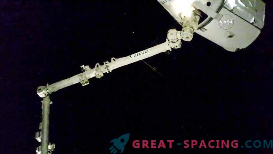 Smok pomyślnie zadokowany z ISS
