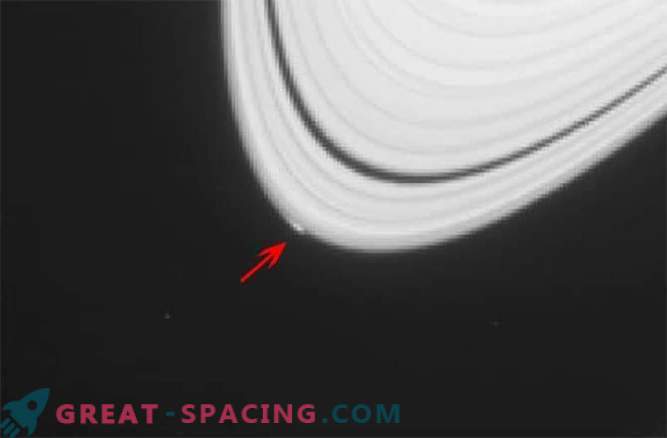 Saturn mógł „spłodzić” małego księżycowego satelitę