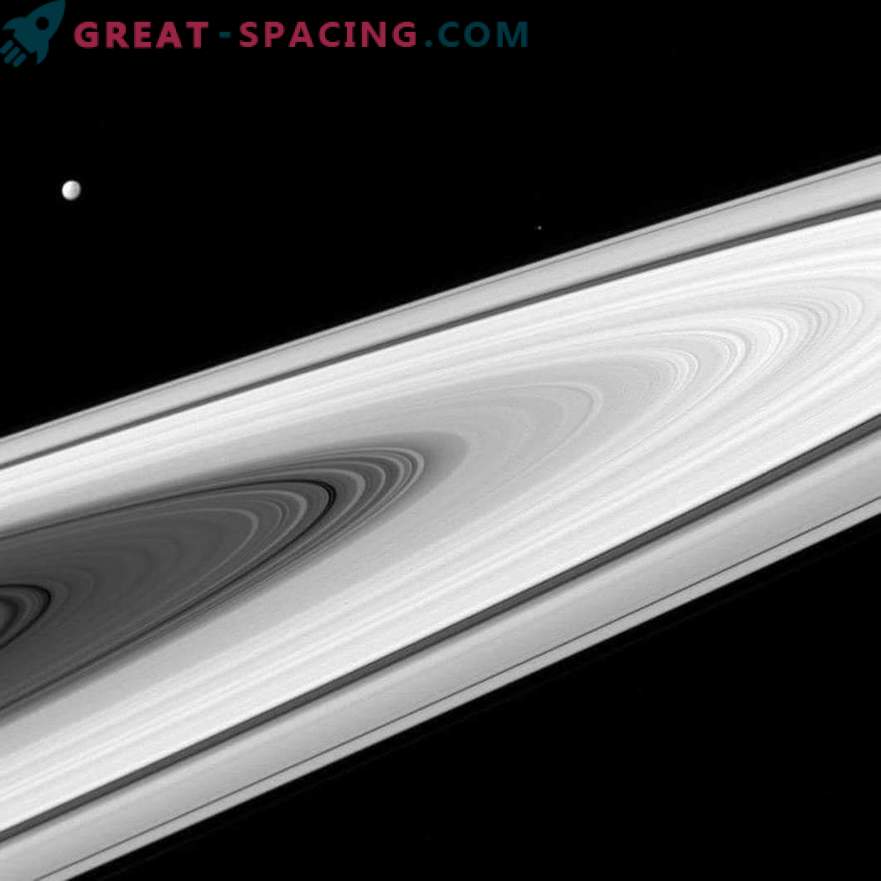 Saturn mógł „spłodzić” małego księżycowego satelitę
