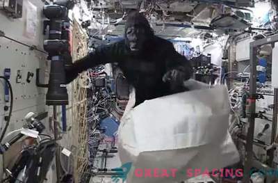 Astronaut se je pošalil z opico kostumom na vesoljski postaji