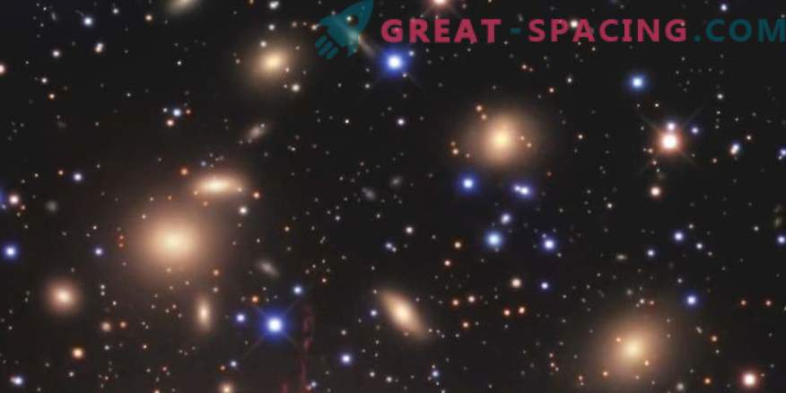 Soczewkowanie grawitacyjne wokół niezwykle gęstej galaktycznej gromady