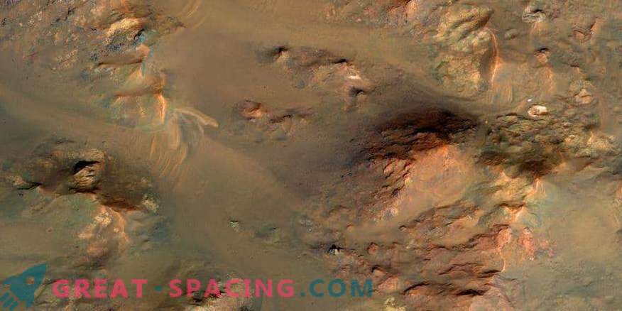 Woda może płynąć na starożytnym chłodnym Marsie
