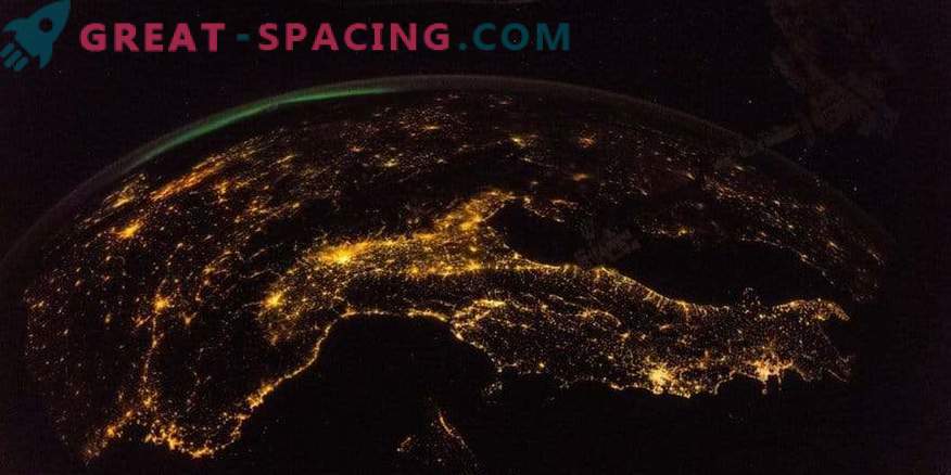 Niesamowity widok z ISS na nocną Ziemię.