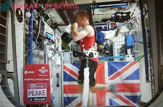 Angielski astronauta prowadził londyński maraton o długości 60 000 mil.