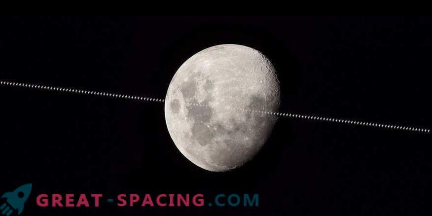 Międzynarodowa Stacja Kosmiczna leci na tle księżyca