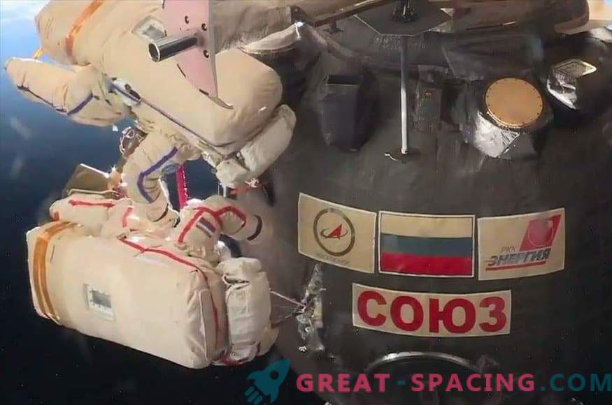 W jaki sposób astronauci zbadali otwór na statku Soyuz?