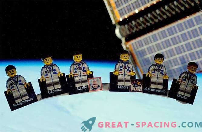 Astronauta z Wielkiej Brytanii demonstruje stację kosmiczną LEGO dla jeźdźców wolnych