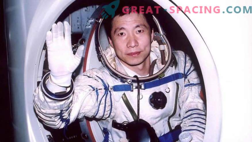 Kinų kosmonautas pasakoja apie keistą triukšmą erdvėlaivyje. Nuomonė ufologov