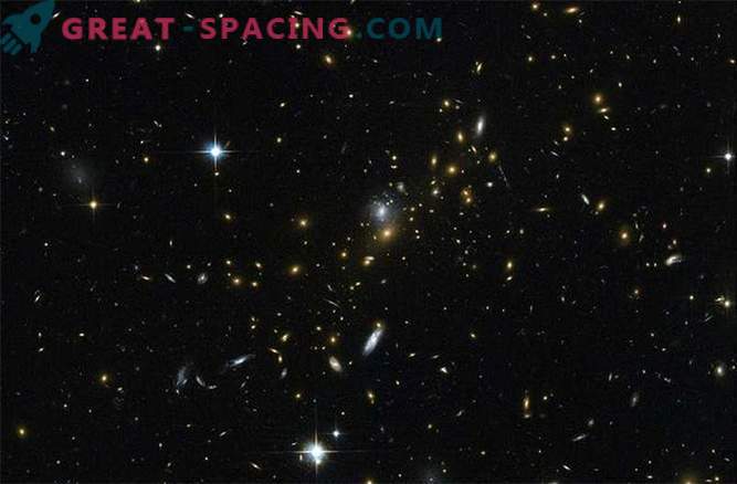 Masywna gromada galaktyczna dała Hubble'owi super przybliżenie.