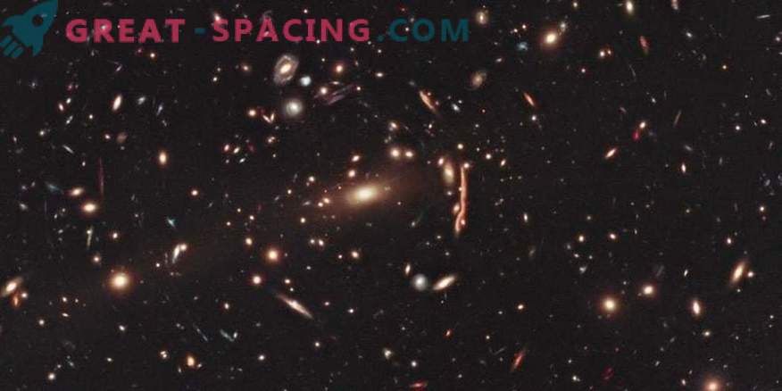 Masywna gromada galaktyczna dała Hubble'owi super przybliżenie.