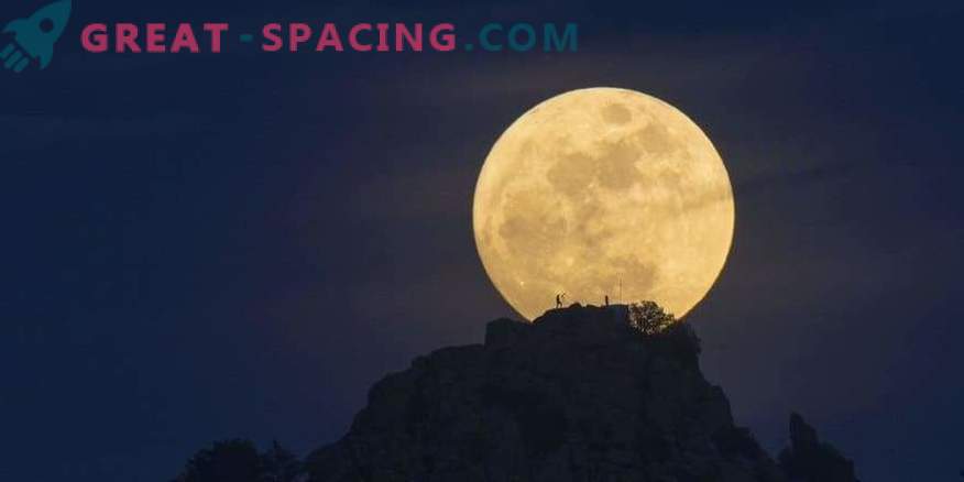 Księżyc przybiera niezwykły kolor po raz pierwszy od 150 lat.