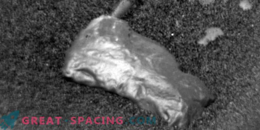 Łazik ciekawości znalazł nieznany błyszczący obiekt na Marsie