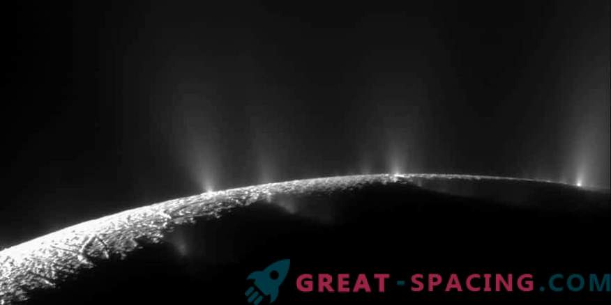 Satelita Saturna Enceladus ma ocean pod powierzchnią