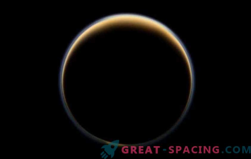 Cassini odkrył lodowe kryształy metanu w atmosferze Tytana