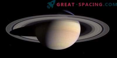 Woda w pierścieniach i księżycach Saturna przypomina ziemię