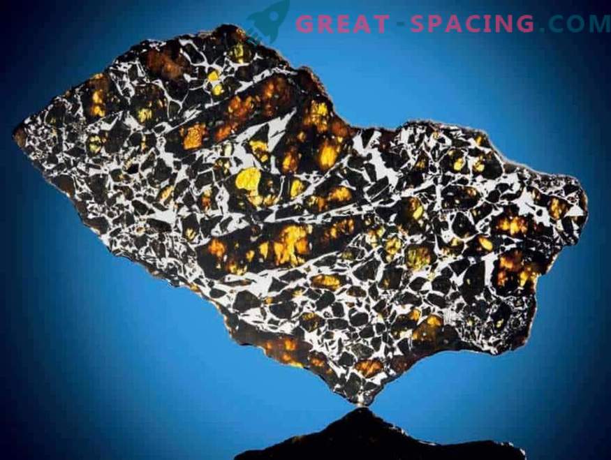 Egipska dekoracja z kawałkiem meteorytu: jak niebezpieczne są eksplozje w ziemskiej atmosferze
