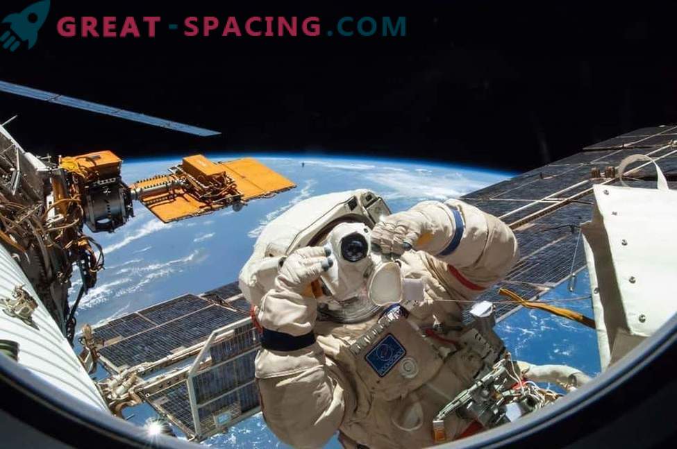 Spektakularny spacer kosmiczny na stacji kosmicznej: zdjęcie
