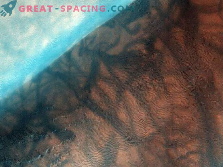 The Mystery of the Liquid: Jak woda może pojawić się na Marsie w postaci płynnej?