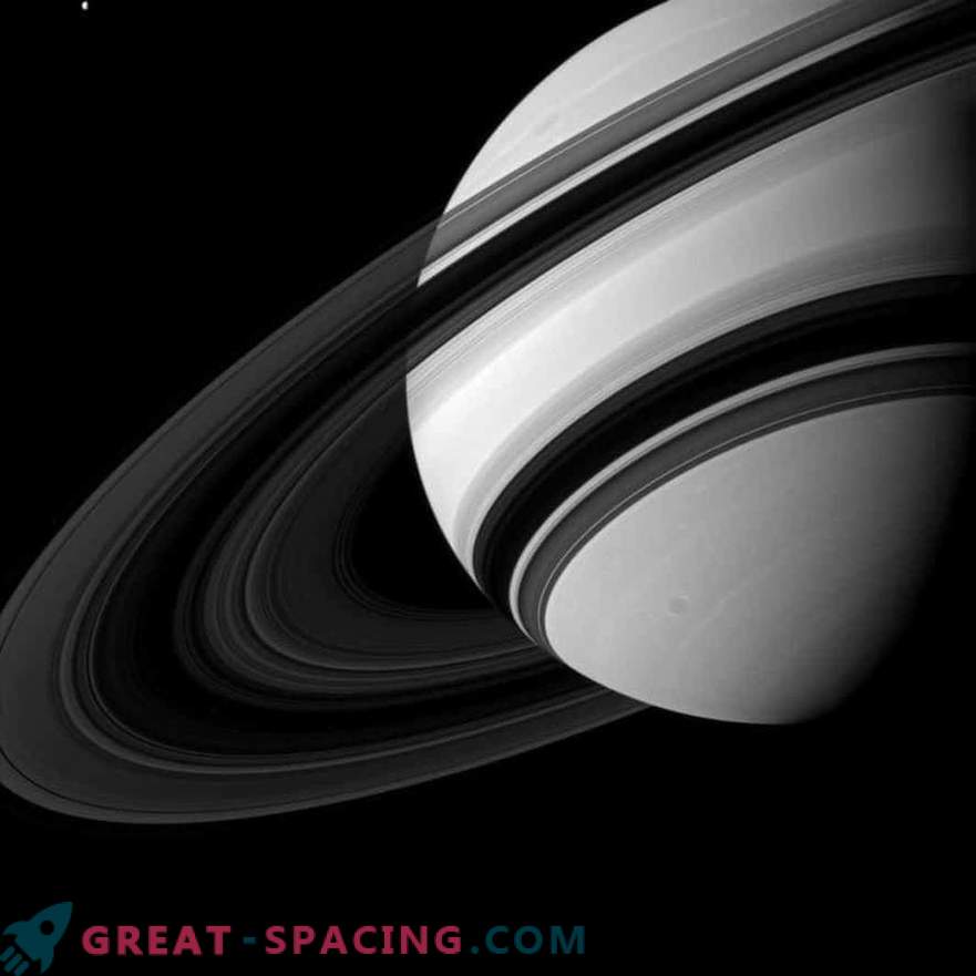 Cassiniapparaten brände ner i Saturns himmel