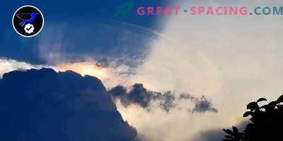 Gigantyczny statek kosmiczny próbujący ukryć się w chmurze nad Filipinami