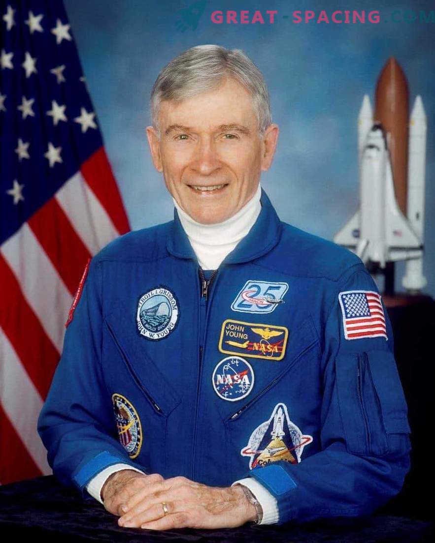 Legendarny astronauta John Young zmarł.