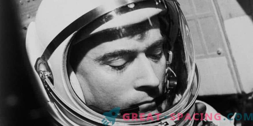 Legendarny astronauta John Young zmarł.