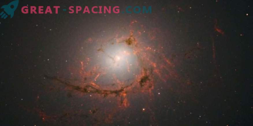 Szpieg Hubble'a na dziwnej, zakurzonej galaktyce