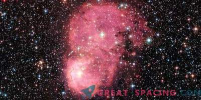 Uroczysta świecąca mgławica galaktyczna dla Hubble'a