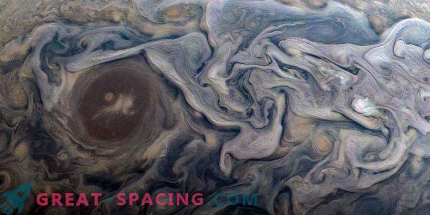 Niesamowite marmurowe chmury Jowisza
