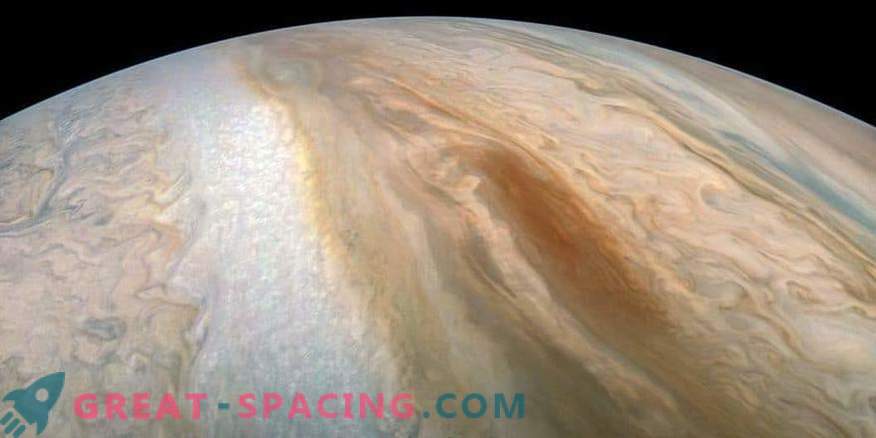 Brązowa „barka” pływa w atmosferze Jowisza