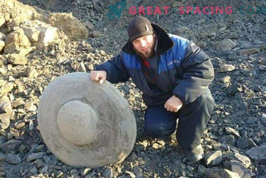 Steinscheiben in Form von fliegenden Untertassen. Ufologen und Wissenschaftler streiten über die Herkunft der Funde im Wolgograder Gebiet