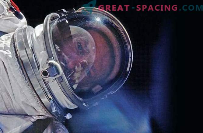 J.L. Pickering przedstawił nową książkę zdjęć kosmicznych.