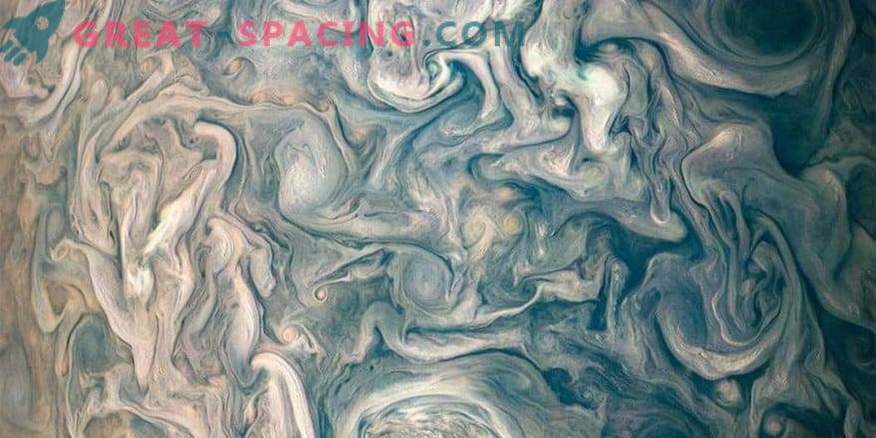 Zdjęcia przestrzeni: Chaotyczne chmury Jowisza