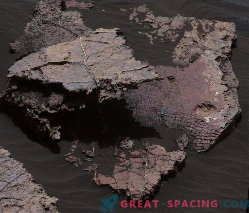 Suche pęknięcia określają kształt wody na Marsie