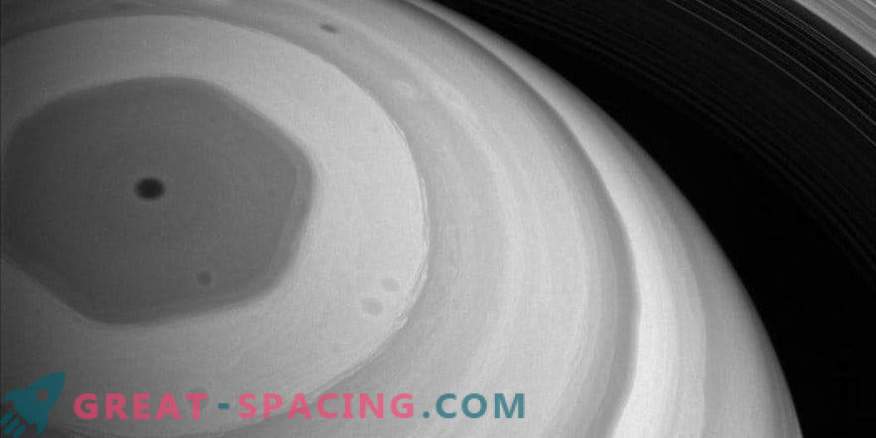 Spektakularny widok na tajemniczy sześciokąt Saturna