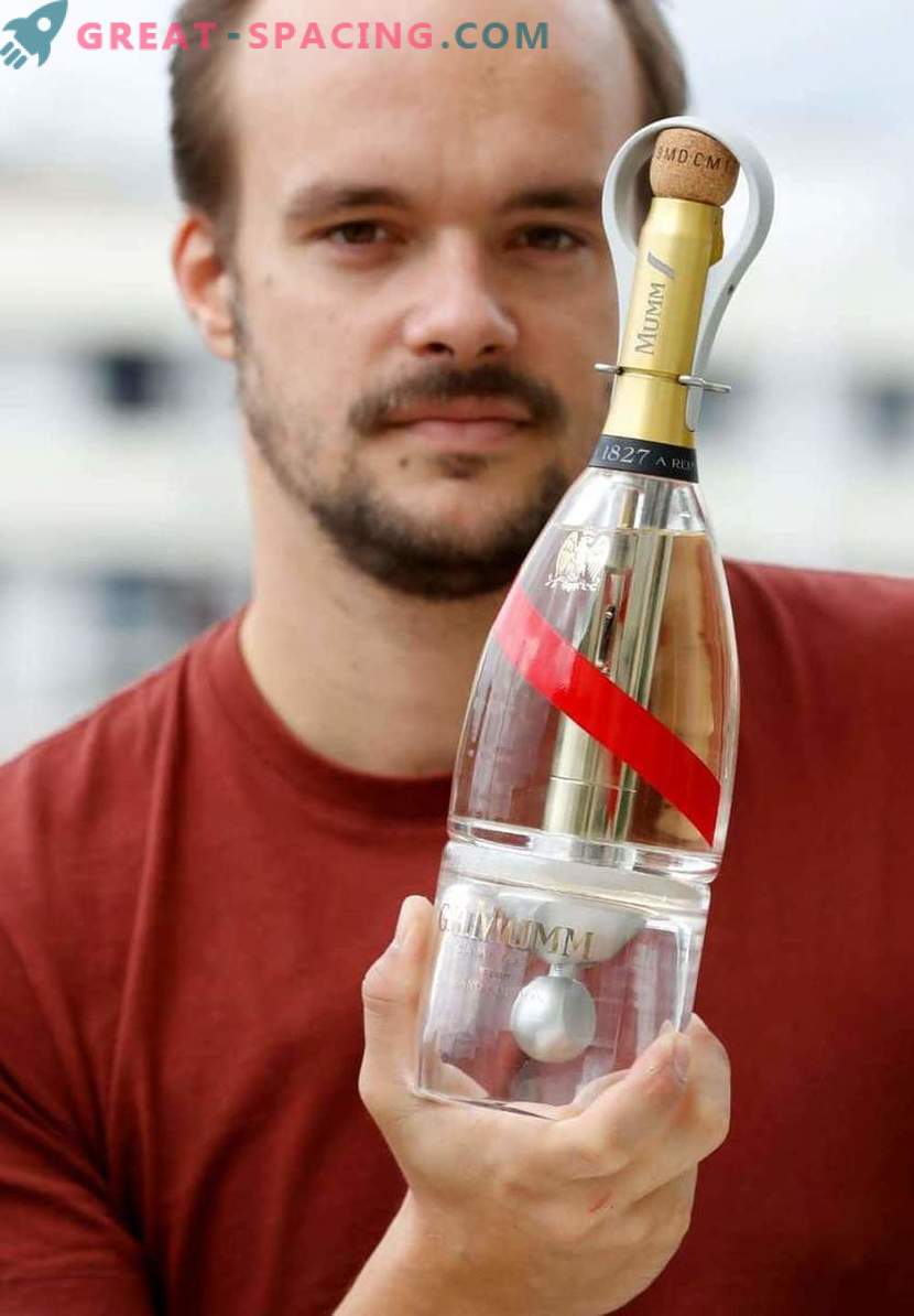 Szampan w kosmosie! Butelka Zero-G pozwala turystom cieszyć się drinkiem w niekończącej się przestrzeni