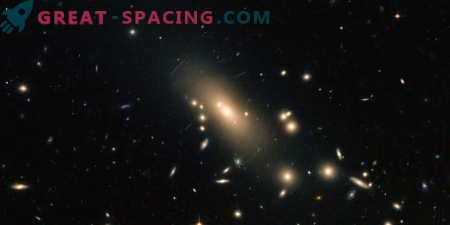 Nieoczekiwane zjawisko w zbiegu galaktycznych skupisk