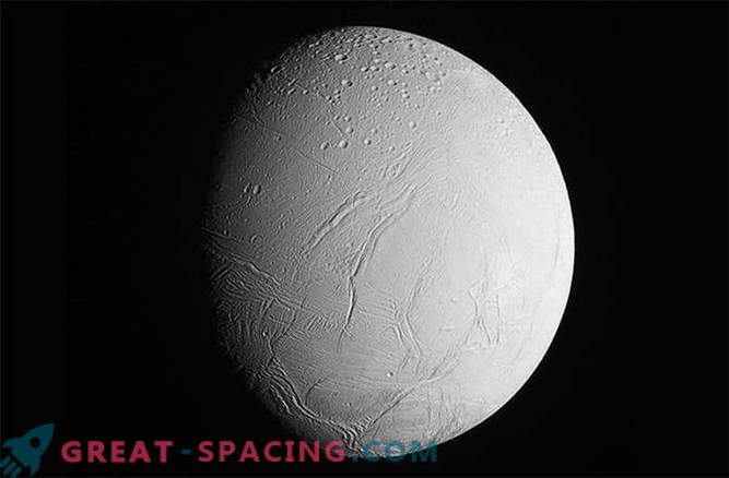 Cassini paėmė paskutines Enceladus nuotraukas