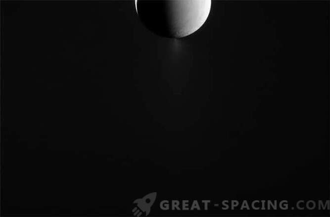 Cassini nadzoruje gejzery Enceladusa.